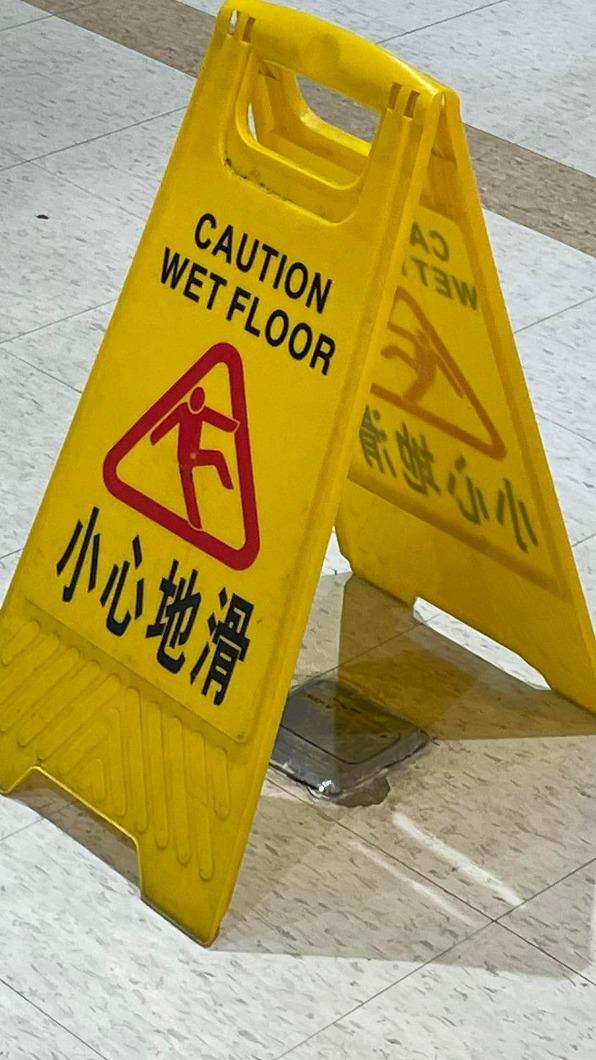 原PO表示,事後地插已被黏貼。(圖/翻攝自爆料公社(官方粉專專屬)臉書)