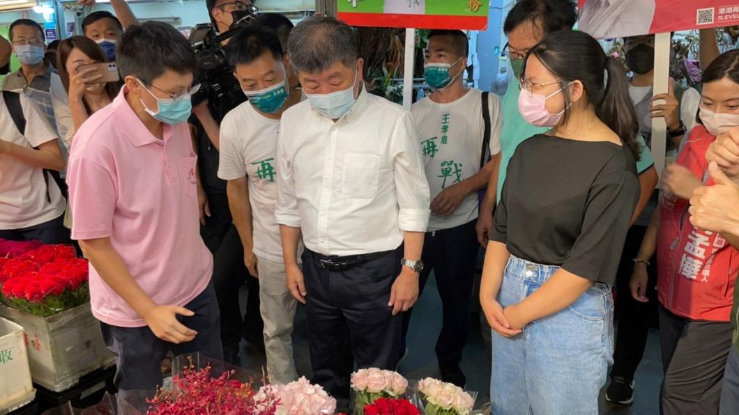 陳時中今赴內湖花市拜票,還買了紅玫瑰回家送太太。(圖/TVBS)