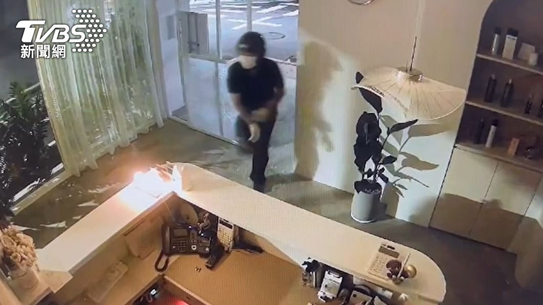 監視器拍下何嫌闖入店家行竊的過程。(圖/TVBS)