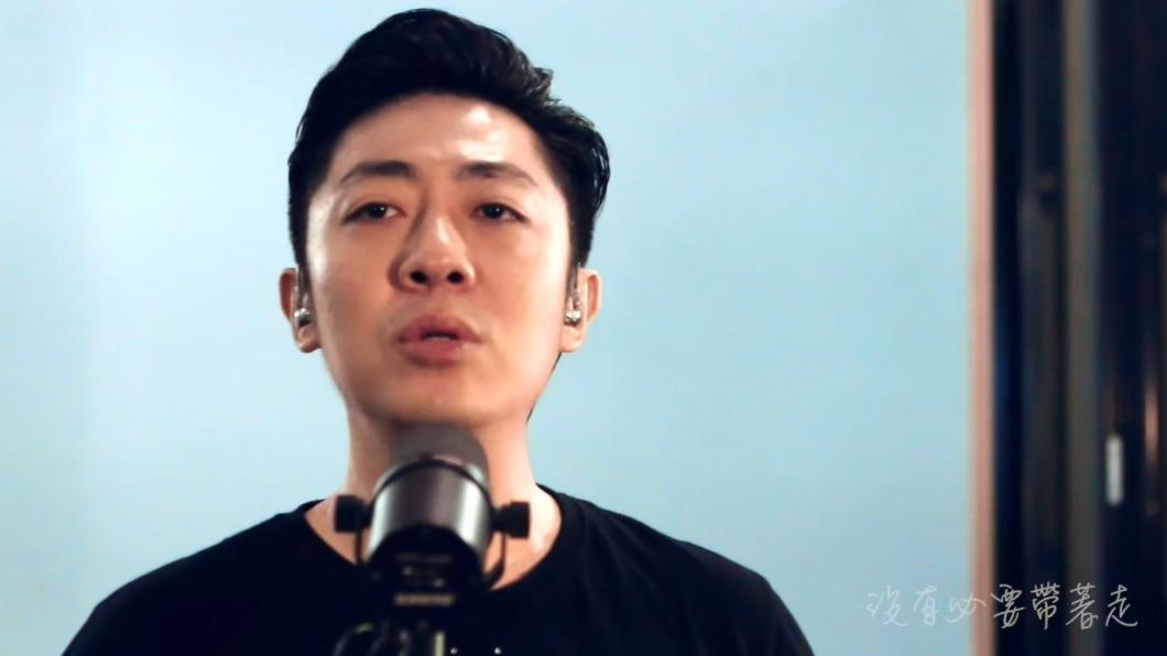 艾成雙眼深情，唱著自創曲〈傑作〉。（圖／翻攝自艾成臉書）