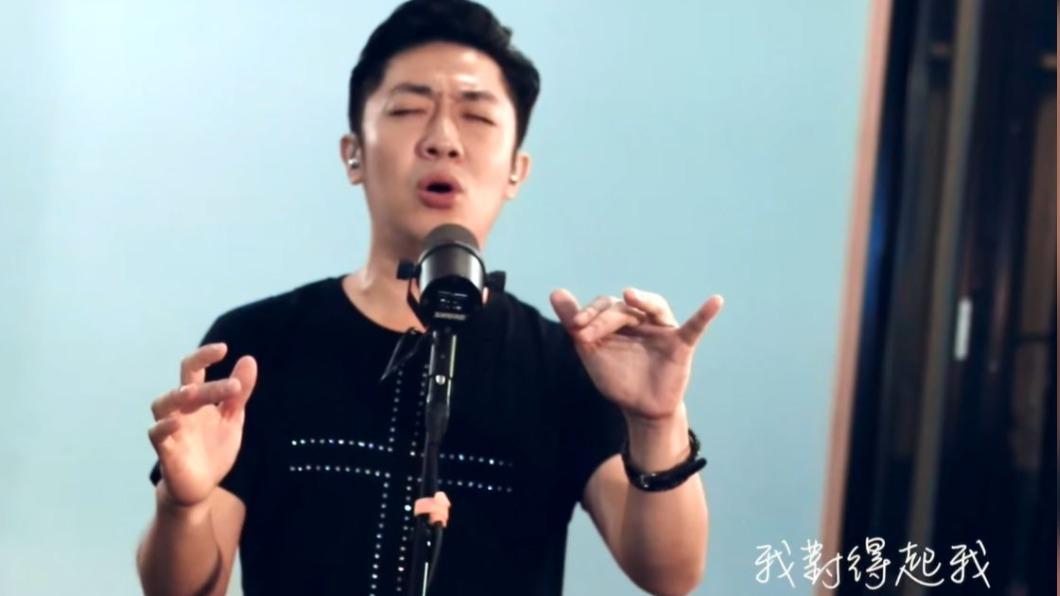 艾成唱到忘我。（圖／翻攝自艾成臉書）