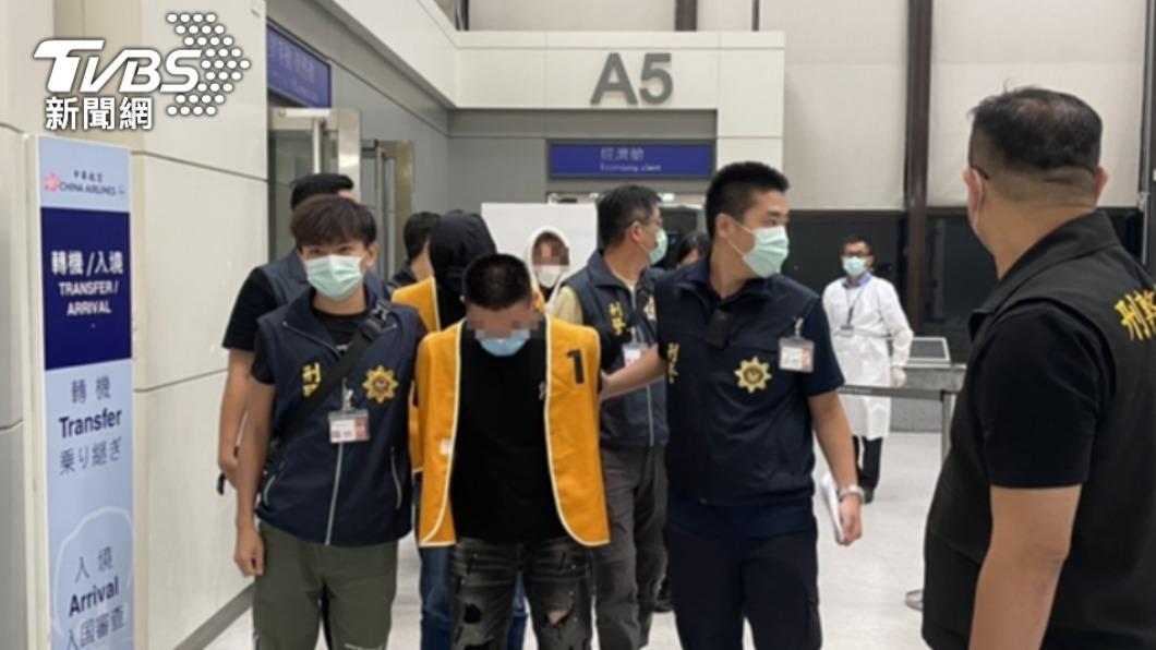 警方近期大動作追捕,柬埔寨人蛇集團嫌犯遭押返台灣。(圖/警政署提供)