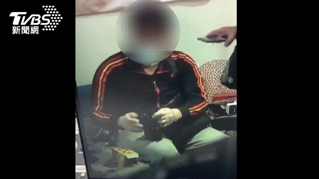 警方逮捕林姓毒蟲，查獲裝有大麻煙油的包裹。（圖／TVBS）