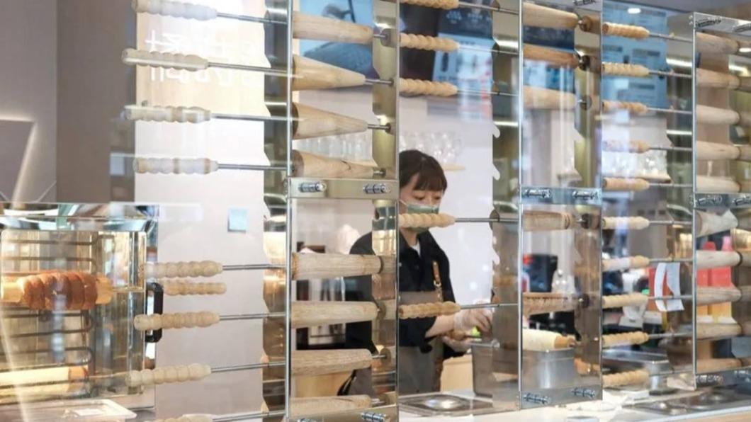 店家的煙囪捲都是採現點現做。(圖/肉依小姐吃什麼提供)