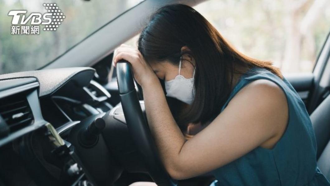 有人認為駕駛會熟知車輛動態，所以不會暈車是正常的，或許跟著道路視線就不會暈車了。（示意圖／shutterstock達志影像） 