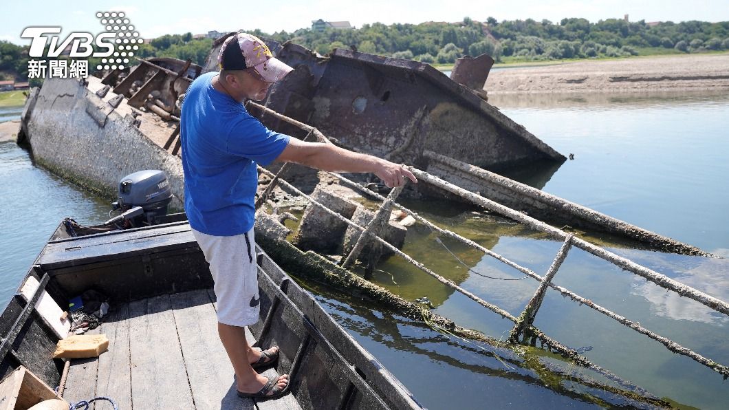 當地漁夫指著廢棄的戰艦。（圖／達志影像路透社）