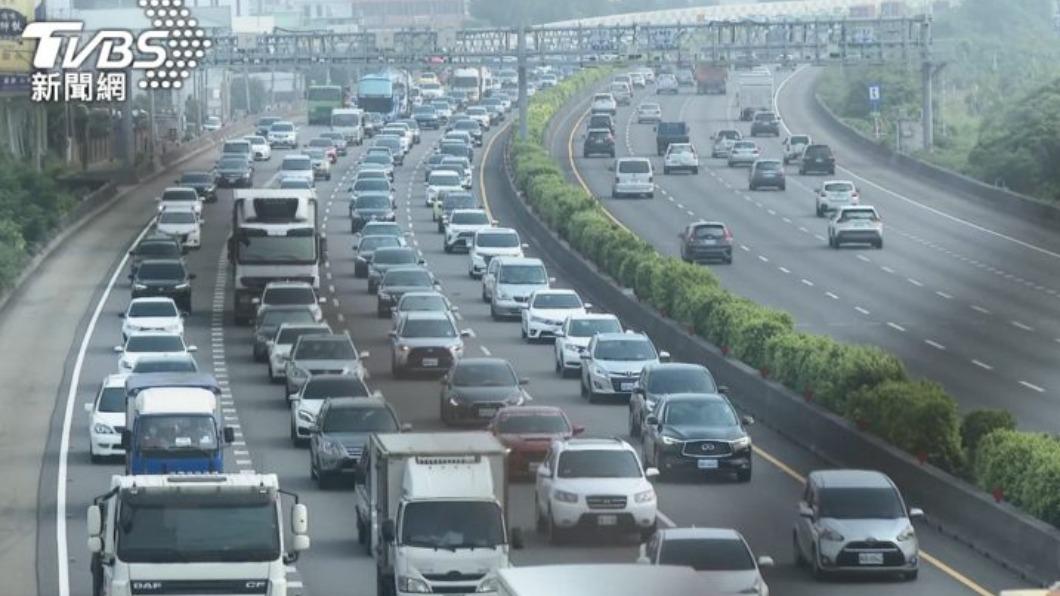 台灣有不少駕駛都喜歡佔用內側車道，令許多人感到不滿。(圖/ TVBS)