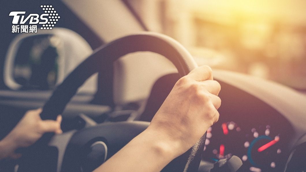 容易暈車可先跟駕駛溝通，請他開車不要急加減速。（示意圖／shutterstock達志影像）