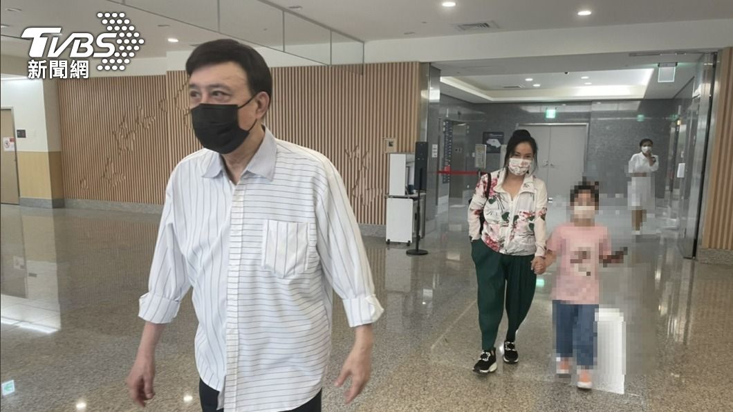 余天、李亞萍帶著余苑綺的小孩準備返家。(圖/謝佩樺攝)