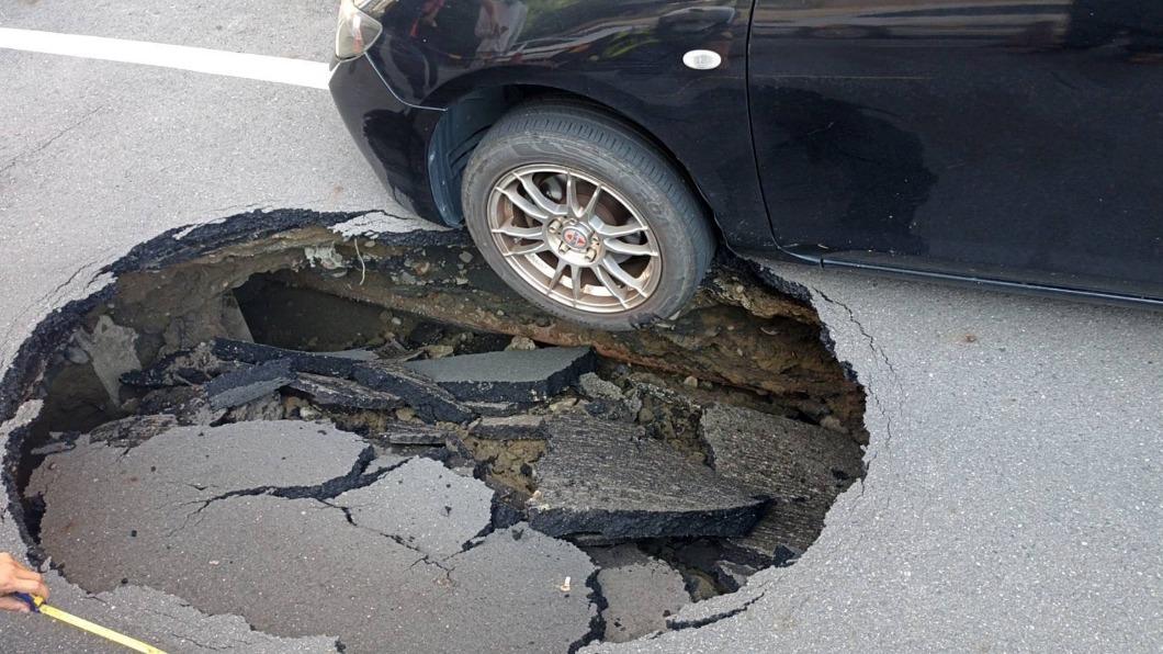 快訊/台南馬路現坑洞!轎車衰卡洞內 幸無人傷