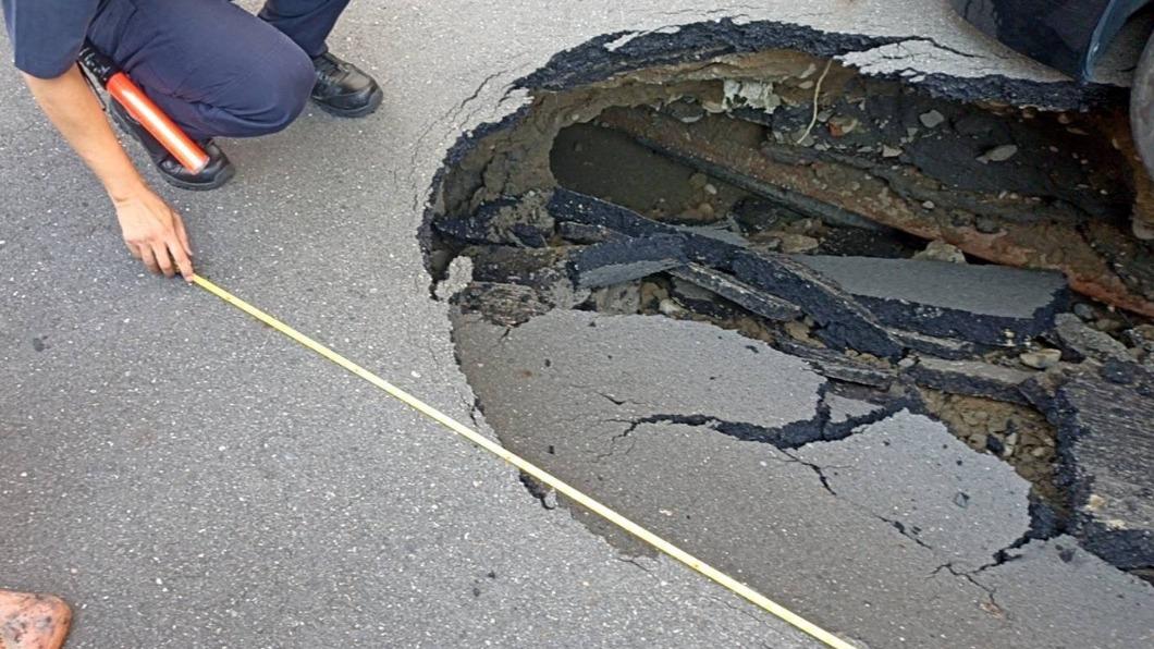 路面塌陷原因仍待釐清。（圖／翻攝自記者爆料網）