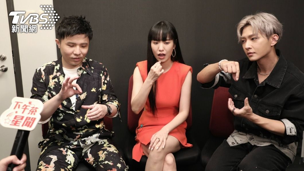 3人示範吃東西的樣子。（圖／黃城碩攝）