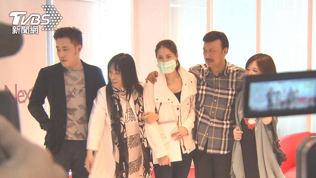 余天、李亞萍一家人。(圖/TVBS)