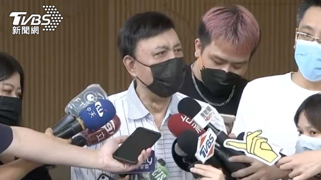余天受訪淚崩。(圖/TVBS)