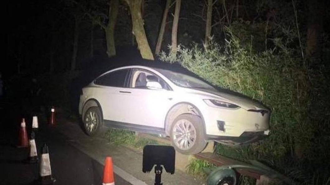 離譜！酒駕男瞎扯坐副駕「讓特斯拉自己開」　官方秒打臉