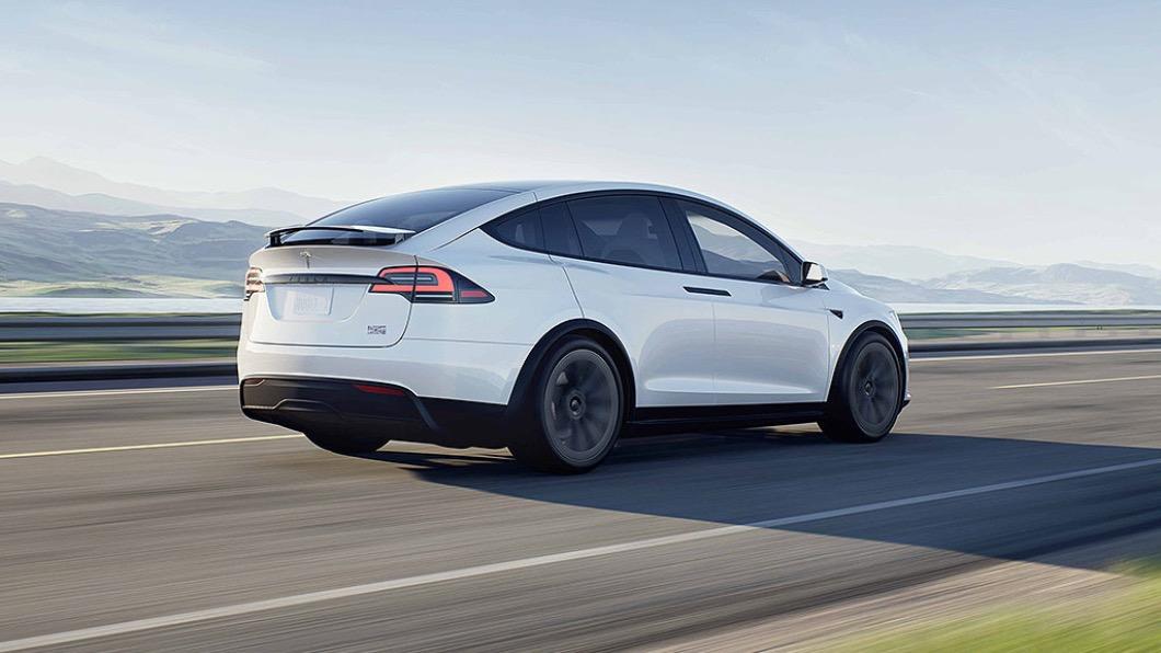 車輛不慎衝出公園道路卡在長椅上,還撞倒了路燈。(圖/翻攝自Tesla)