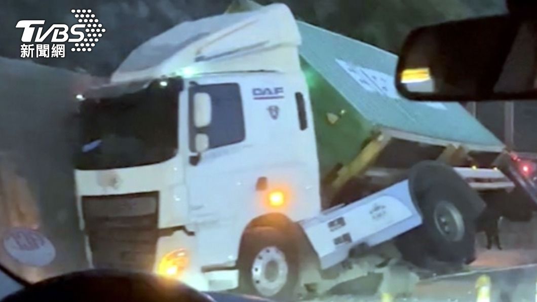 台2線瑞芳段交通事故 貨櫃車疑撞山壁翻覆無傷亡