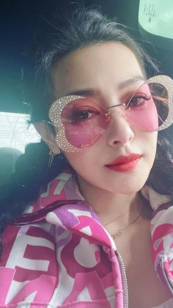 「王思佳的王美頻道Beauty Wang」兩年內訂閱數就突破40萬。(圖/翻攝自王思佳 Instagram)