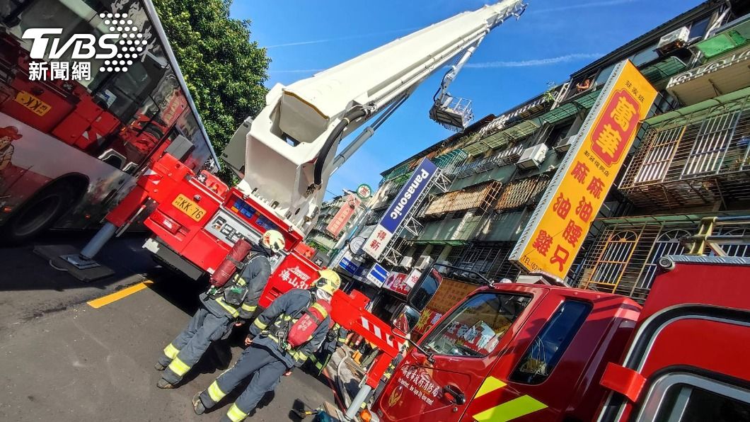 新莊公寓住宅火警突竄濃煙!消防急救出3住戶、1人送醫