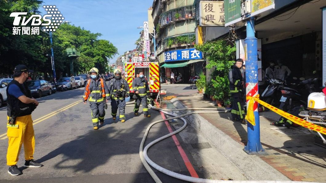 警消獲報趕抵。（圖／TVBS）