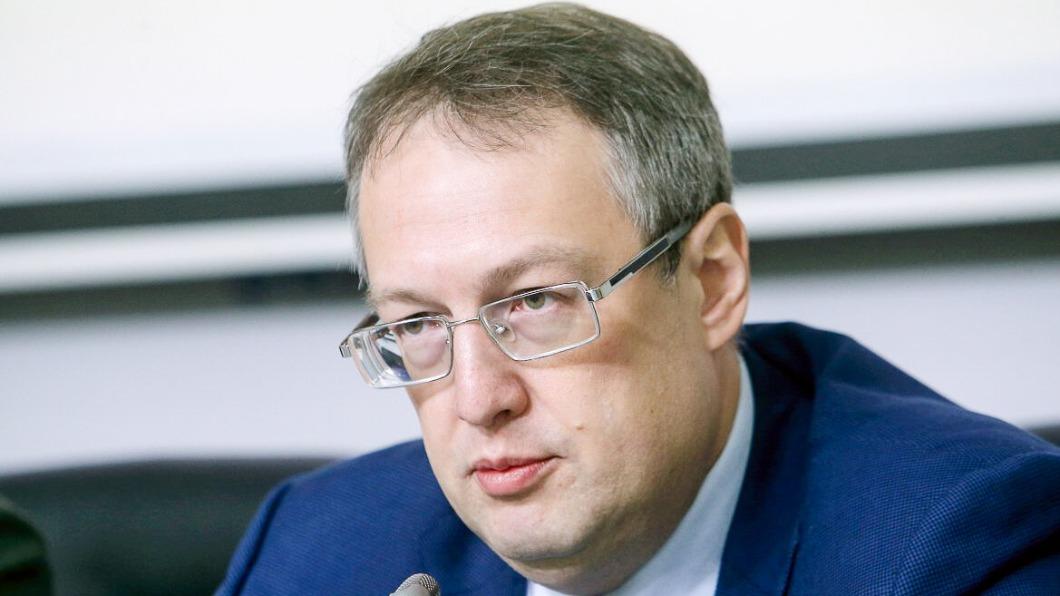 烏克蘭內政部顧問安東(Anton Gerashchenko)表示,俄軍中毒可能是因為食用過期的罐頭肉。(圖/翻攝自基輔郵報)