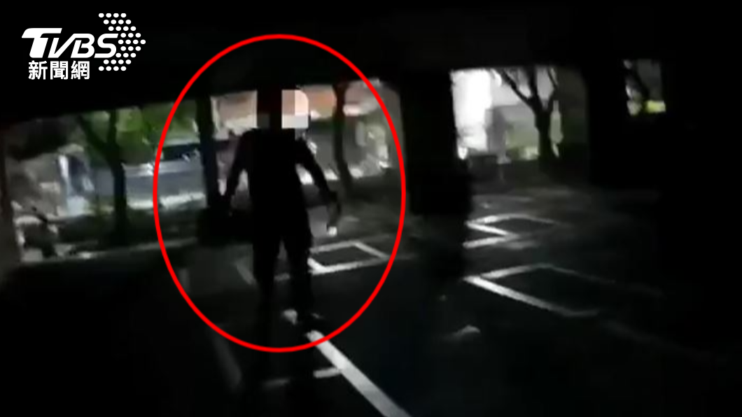 警方到場時，被害人已逃下樓。（圖／TVBS）