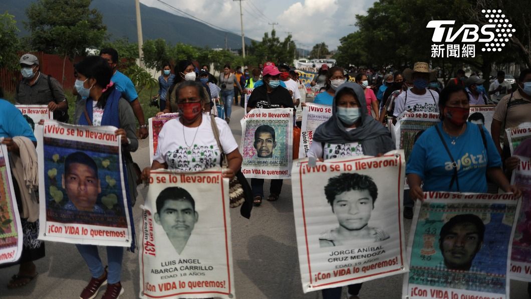 墨西哥伊瓜拉自治市(Iguala)的Ayotzinapa農村師範學院,2014年有多達43名學生遭綁架而失蹤,心碎的家長拿著學生的照片上街抗議。(圖/達志影像路透社)