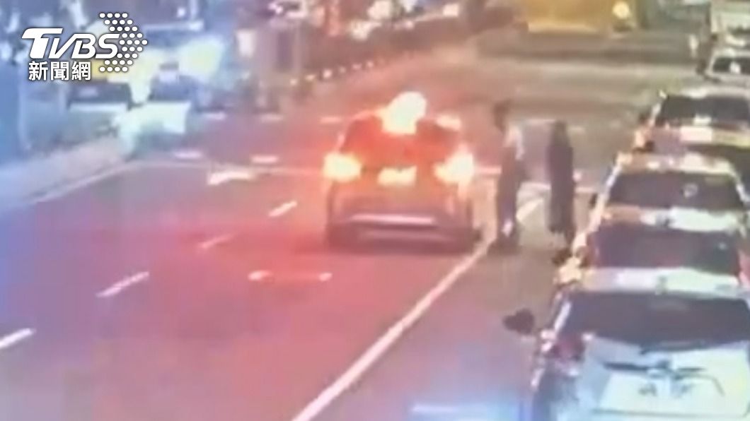 犯嫌要求女子跟他一起搭車去旅館。（圖／TVBS）