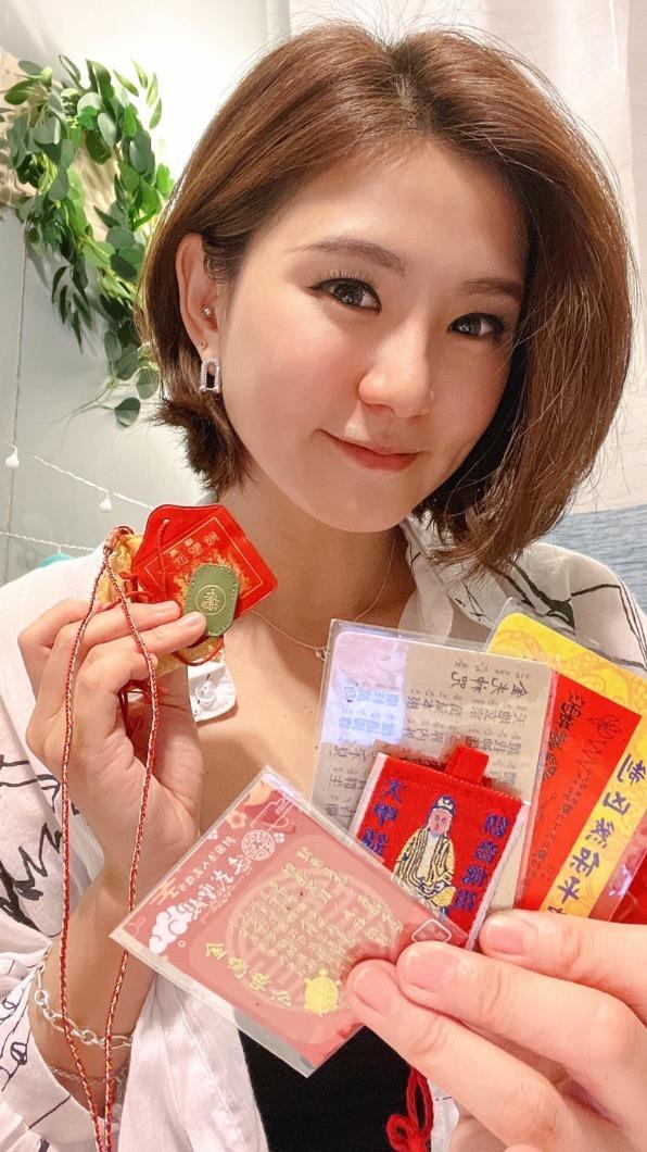 主播王鈺婷隨身帶護身符。（圖／鏡電視提供）