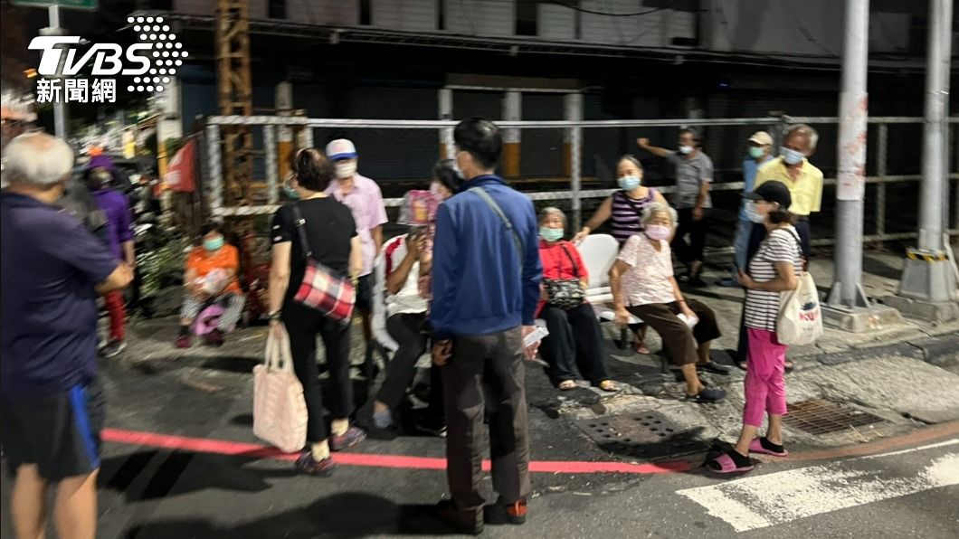 你插隊！街友領愛心便當爆爭執　持甩棍敲頭報復對方