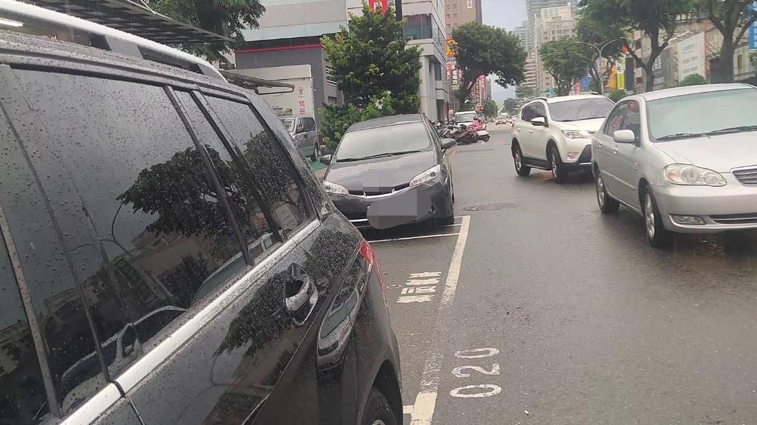 為了省下停車費，使出超狂停車法連收費員都震驚。（圖／翻攝自爆廢公社）