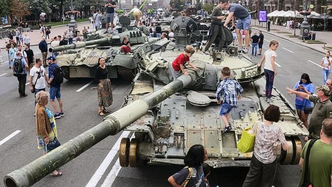 彷彿旅遊景點!基輔街頭展示擄獲「俄軍戰車」 大批民眾圍觀