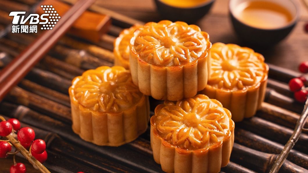 如果中秋節月餅吃太多,其他澱粉類的食物要減半。 (示意圖/shutterstock達志影像)