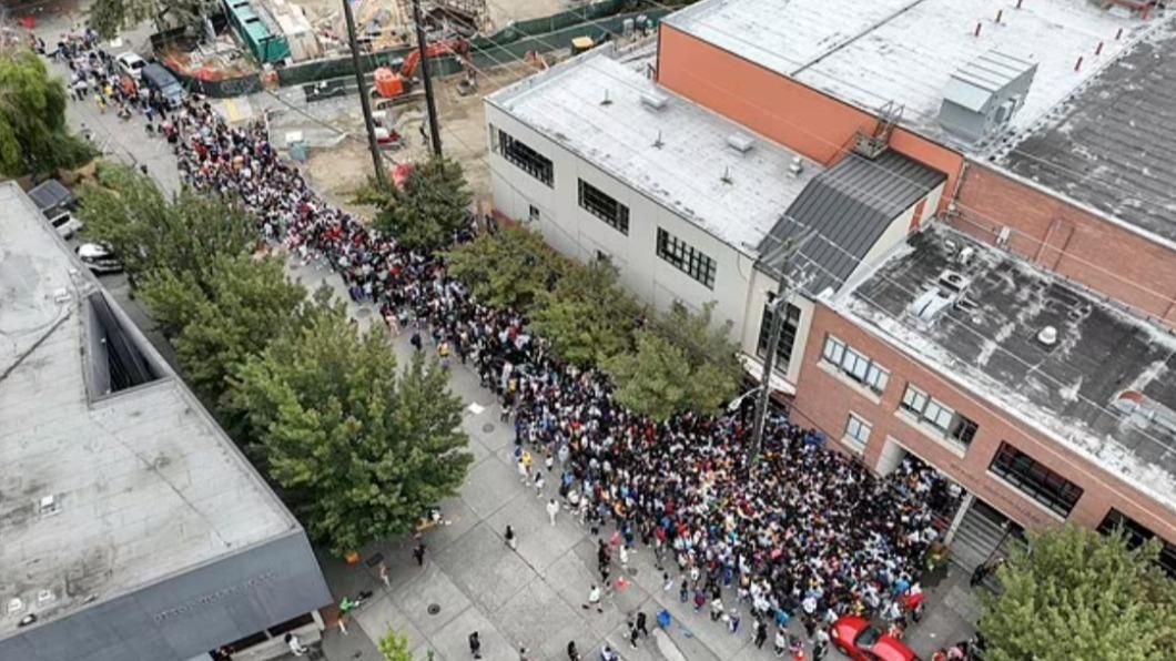 球場外球迷大排長龍，爭相目睹NBA球星風采。（圖／翻攝自西雅圖時報）