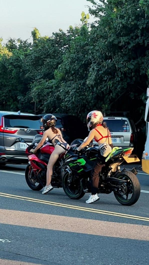 紅車女子墊腳曲線藏不住。(圖/翻攝自重機車友 ❘ 各區路況、天氣回報中心)