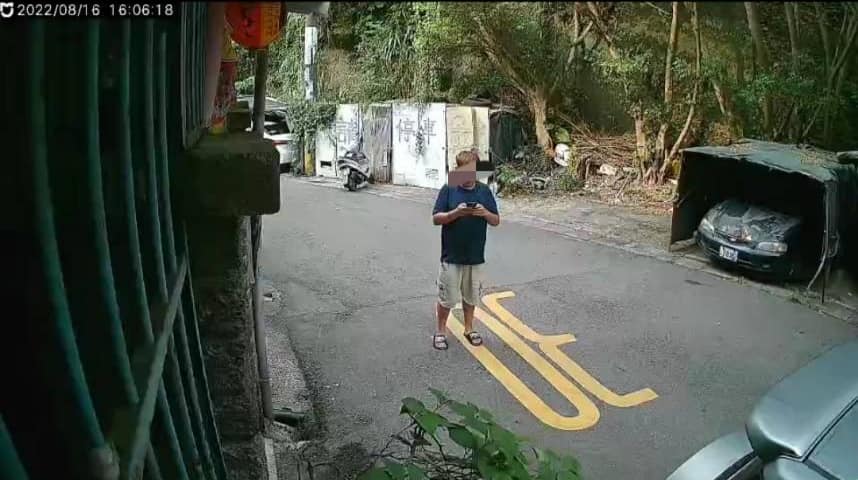 監視器拍到可疑男子16日下午在租屋處門口。(圖/翻攝自爆料公社臉書)