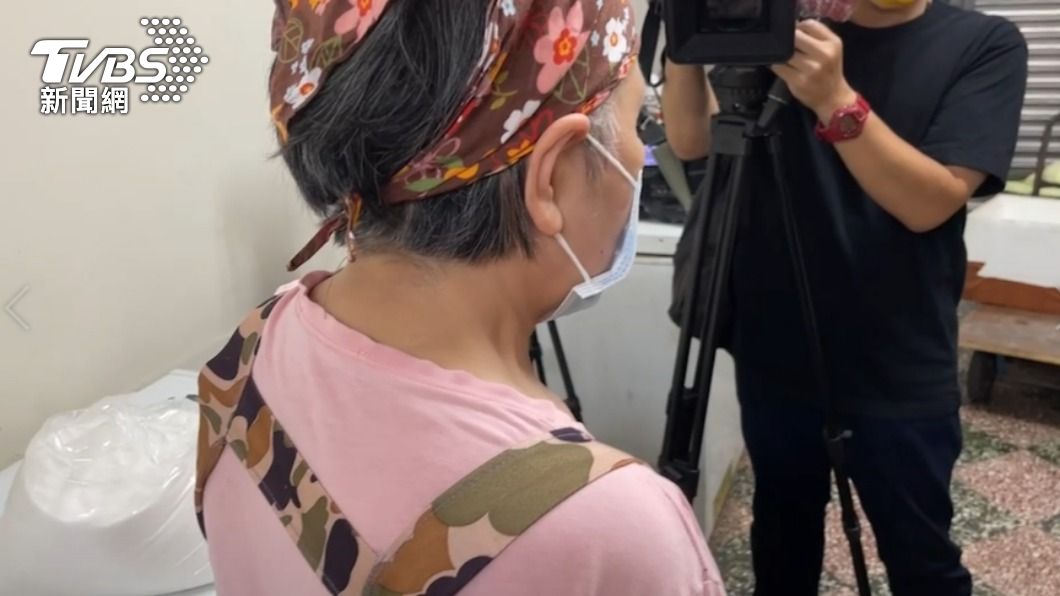 余姓阿嬤向外界闡述一切。（圖／TVBS）