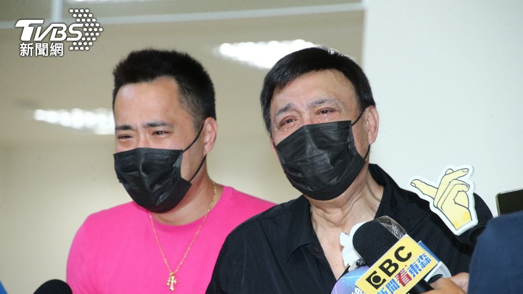 余苑綺今(21)日病逝,余天(右)情緒潰堤。(圖/許方正攝)