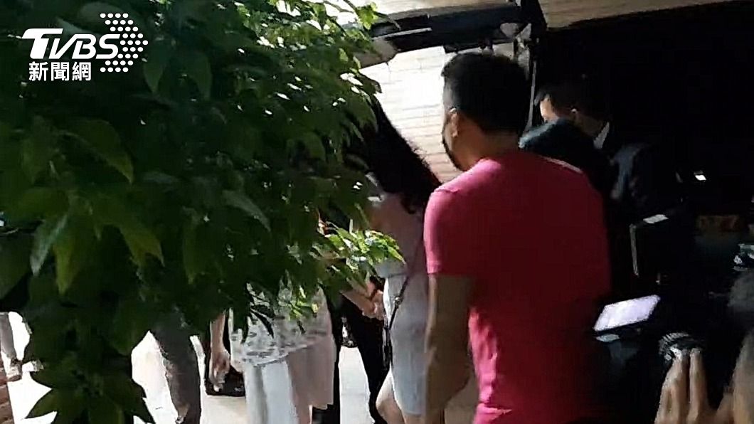 余祥銓緊跟在後護送。(圖/TVBS)