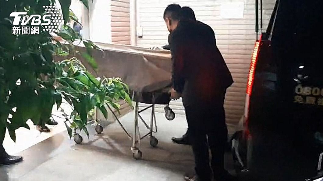 余苑綺遺體抵達第一殯儀館。(圖/TVBS)
