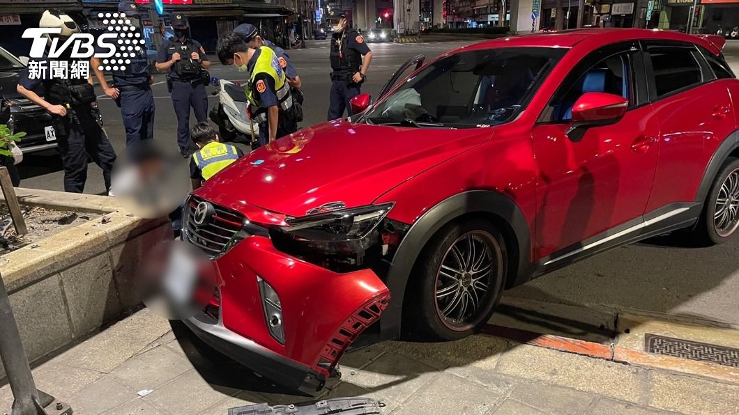 罪加一等!醉漢偷開走路邊臨停轎車 不到2分鐘自撞花圃