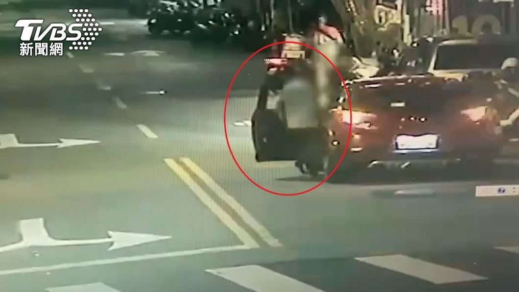 監視器拍下王姓醉漢偷開臨停小轎車的過程。（圖／TVBS）