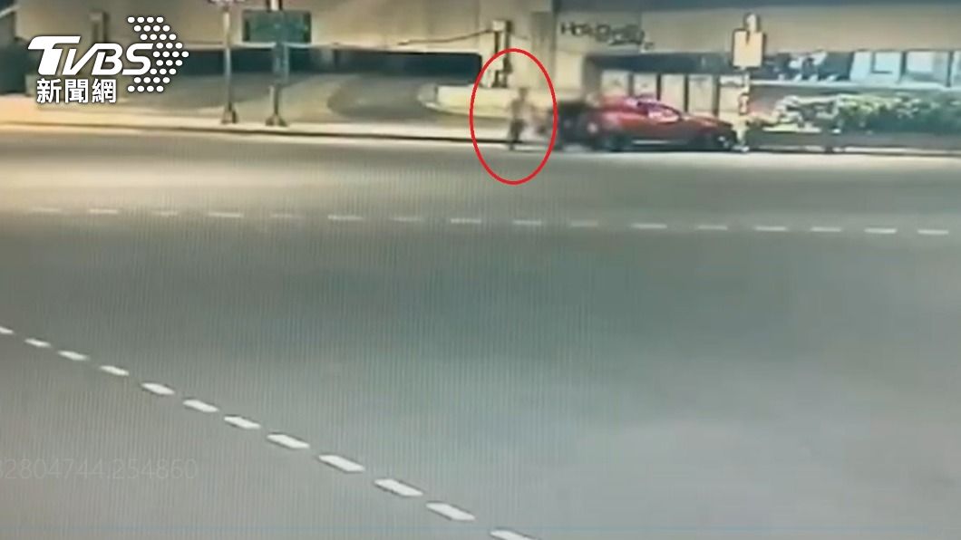 王男偷車後行駛不到2分鐘就自撞花圃，匆忙地逃離現場。（圖／TVBS）