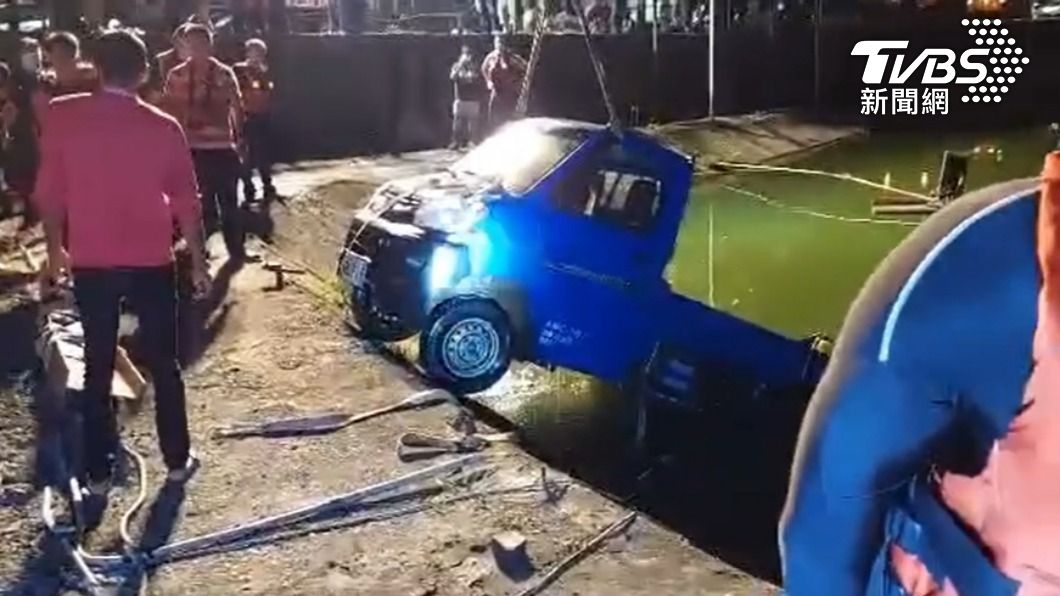 賊不見了!貨車失竊沉池底 消防打撈找嘸人