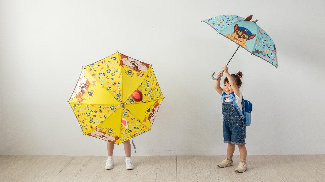 還有狗汪隊摺疊收納箱、兒童雨衣及兒童雨傘等周邊換購。(圖/業者提供)