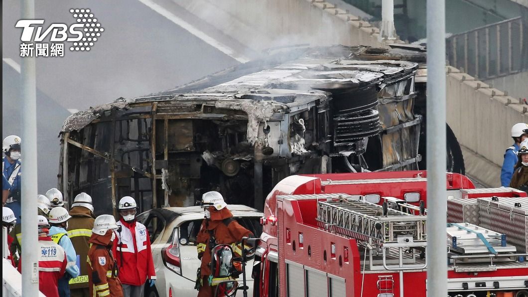 日本名古屋機場巴士國道翻覆「火燒車」 釀2死7傷