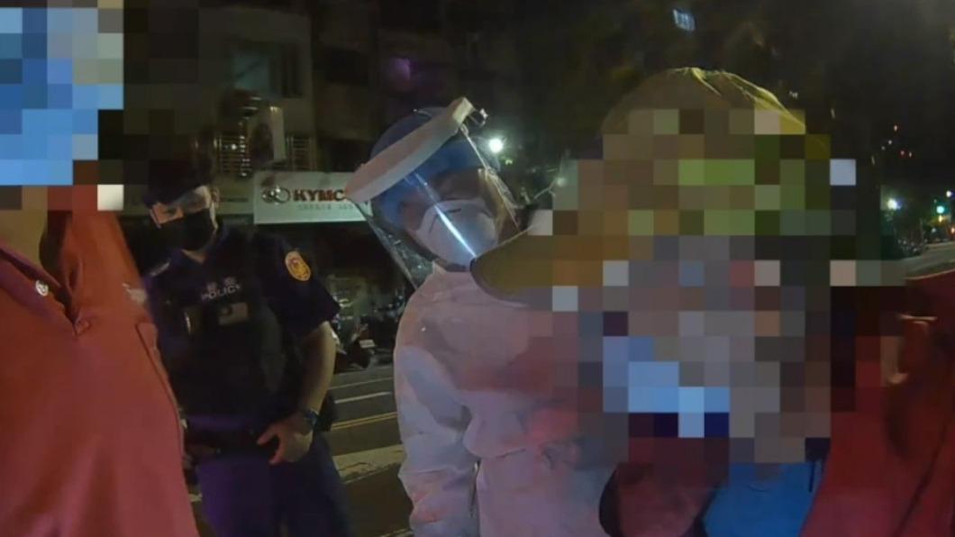 警消人員獲報後也到場檢查老翁的身體狀況。（圖／TVBS）