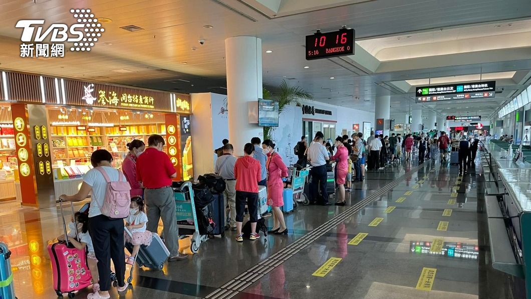 圖為廈門機場準備回台的排隊人潮。（圖／中央社）