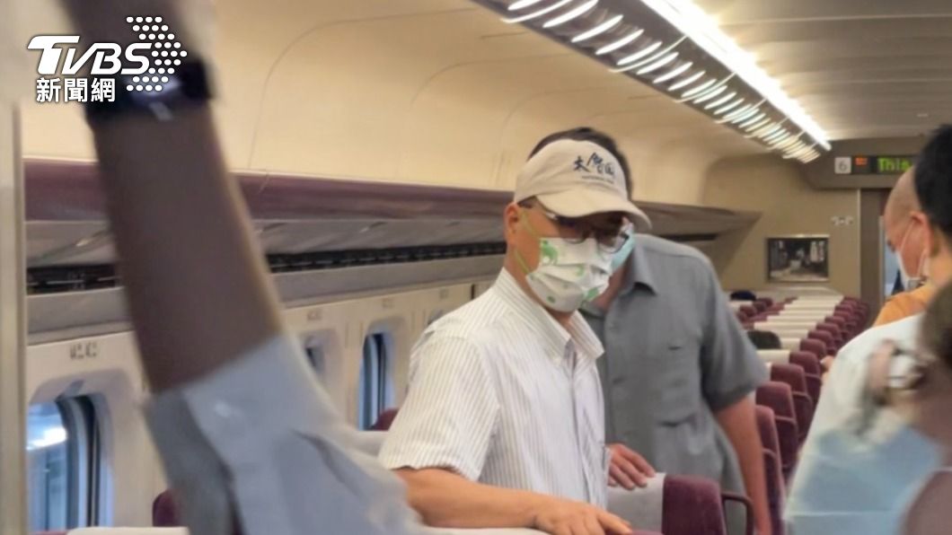 台南今(22)日驚傳員警執勤遭刺案,內政部長徐國勇偕同警政署長黃明昭搭高鐵趕赴台南了解。(圖/TVBS)