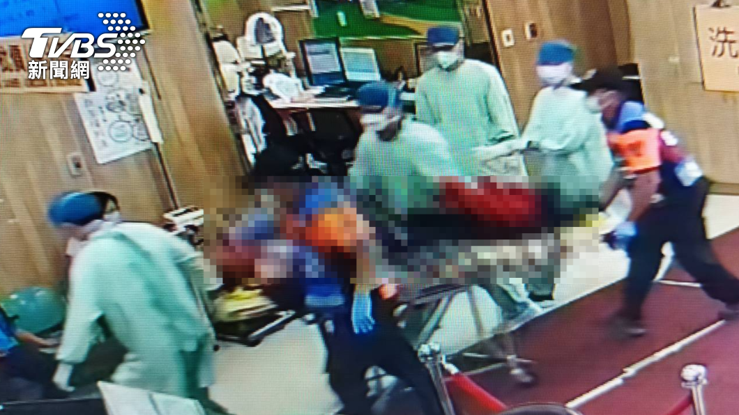 台南2警遭通緝犯割頸、刀砍死亡 滿身血無意識送醫畫面曝